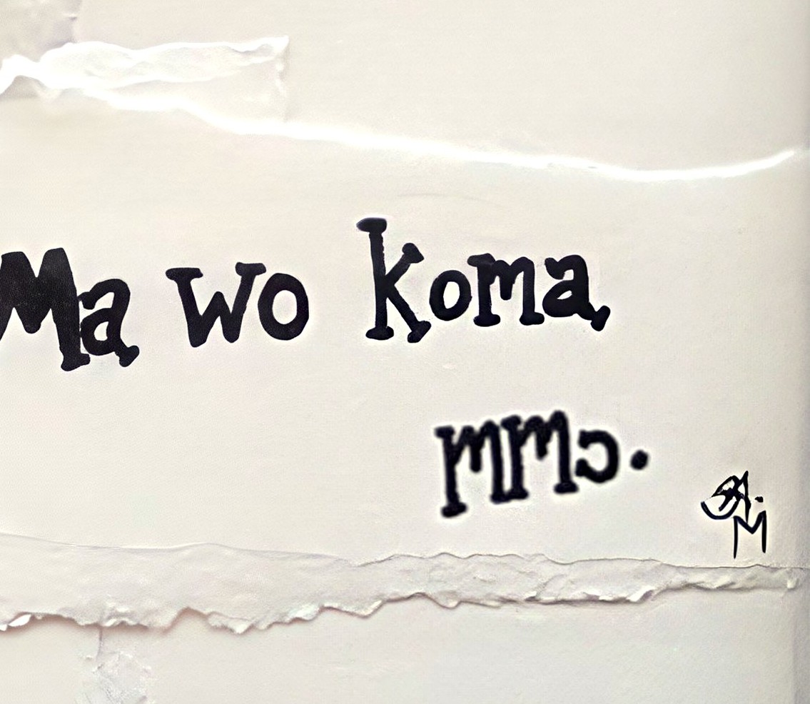 Detail of the painting: the hand-lettered Twi words Ma wo koma mmɔ with the artist's monogram.